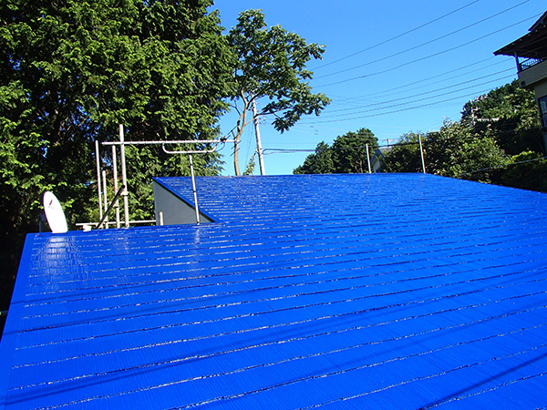 屋根塗装　茶色から青へ